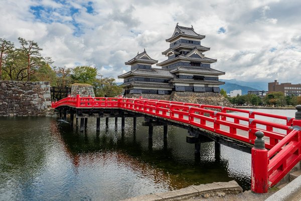 Quelle croisière propose des excursions pour découvrir les temples shintoïstes au Japon?